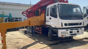 Camión Bomba de Concreto Isuzu Modelo 2020 Diésel Blanco 4x2 con Brazo Rojo, Motor de 128kw, Productividad de 22m/h, 40m Vertical - Product Image 3