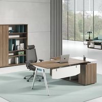 Bureau de direction en forme de L avec plateau en bois clair, pieds en métal blanc et rangement intégré
