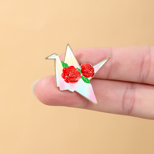 Broches en émail souple personnalisées en gros, motif grue d'<span class=keywords><strong>origami</strong></span> et fleur, imprimées UV, plaquées or, broches en métal motif grue de papier, accessoire floral en stock - Product Image 3