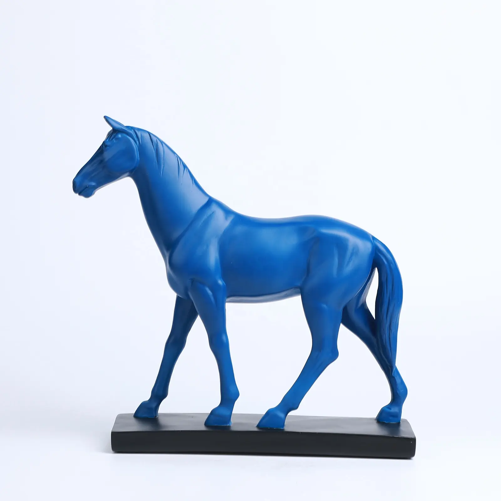 รูปปั้นม้าทำจากเรซินศิลปะแบบแอบสแตรกต์สีฟ้าของตกแต่งบ้านโต๊ะทำงานแบบทันสมัย