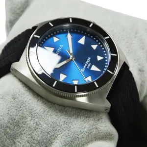 แฟชั่นส่องสว่างญี่ปุ่น Movt นาฬิกาควอตซ์สแตนเลสกลับ300เมตรดำน้ำนาฬิกา