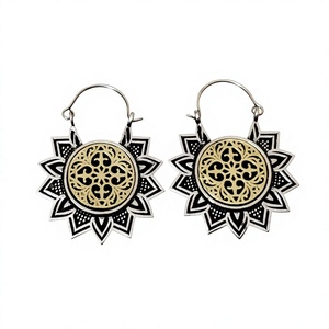 Pendientes de aro de latón hechos a mano, joyería hecha en la India de dos tonos con acabado dorado y plateado - Product Image 3