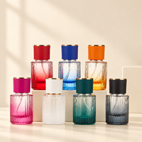 Flacon de parfum cylindrique en verre coloré à nervures verticales de luxe 30ml 50ml, rechargeable avec pulvérisateur, conteneur de parfum vide personnalisable