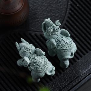 MSH un ornement d'éléphant en grès vert tenant des objets ressemblant à des lingots - Product Image 4