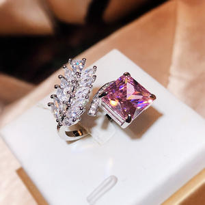 Modieuze Kyra01894 Nieuwe Ijs Bloem Gesneden Ring Met Creatief Ontwerp En Veren Roze Diamanten Opening Ring Accessoire - Product Image 1