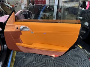 Kit de Reequipamiento Interior Deportivo en Color Naranja Marrón Vibrante para Porsche Boxster/Cayman, Paneles de Puerta en Alcántara y Cuero - Product Image 4