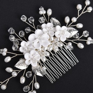 Peigne à cheveux floral pour mariage romantique en jardin, avec fleurs blanches éthérées et perles, délicat, en fil d'argent, pour mariées bohèmes - Product Image 5