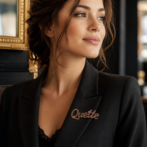 Broche de revers de haute qualité pour femme, ornée de strass violets, avec design de logo symbole <span class=keywords><strong>Quette</strong></span> de Fraternité Grecque et motif Partenaire OPP - Product Image 2