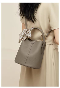 2025 nouvelle mode bandoulière en cuir de vache sac à main dames populaire sac à bandoulière avec deux sangles personnalisable petit sac - Product Image 4