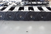 Chaînes porte-câbles pour l'automatisation industrielle, équipement CNC, système de protection des câbles en plastique