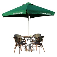 Table centrale d'extérieur, chaises, parasol, café, stand commercial, parasols carrés