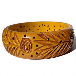 Ensemble de bracelets vintage faits main en résine sculptée de motifs floraux, bijoux ronds imposants, objets d'art et d'artisanat de collection, pour femme, pour fêtes et anniversaires - Product Image 2
