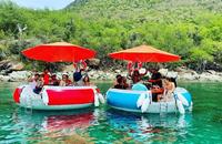 Bateau de fête flottant rond avec pare-chocs anti-collision, table de barbecue intégrée, auvent et barbecue pour la location