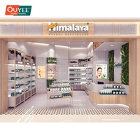Étagère de présentation contemporaine en matériaux variés pour boutique, design de vente au détail pour produits de beauté