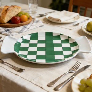 Plateau de service en mélamine de 27 cm en forme de bonbon, à carreaux verts et blancs, avec deux poignées - Product Image 1