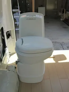 Fabricants de toilettes à chasse d'eau à siège pivotant avec réservoirs d'eaux usées à roulettes, parfaits pour les voiliers et les camping-cars