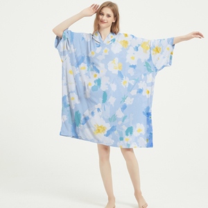 Bata de cambio de secado rápido a rayas con estampado de playa de verano de fábrica, Poncho de toalla de Surf Premium, Poncho de microfibra de gran tamaño con capucha para adultos - Product Image 1