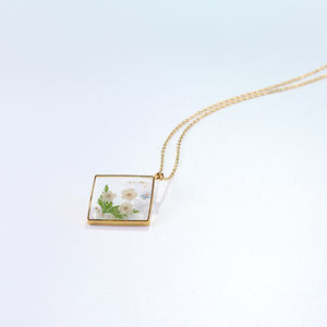 <span class=keywords><strong>2023</strong></span> Collier <span class=keywords><strong>de</strong></span> <span class=keywords><strong>mois</strong></span> <span class=keywords><strong>de</strong></span> naissance en résine plaqué or romantique 18K véritable fleur séchée en acier inoxydable pour les fiançailles - Product Image 6