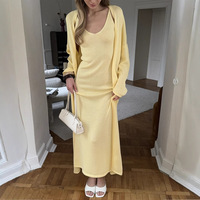Ensemble robe longue et cardigan pour femme, 2 pièces, tricot uni, bretelles spaghetti, manches longues, style décontracté, tendance féminine.
