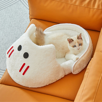 Lit pour animaux de compagnie en peluche en forme de pantoufle confortable et doux, tendance et mignon, vente chaude d'hiver moderne, accessoire pour chat pour un sommeil profond