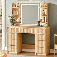 Coiffeuse moderne en chêne clair cannelé avec miroir LED à commande tactile, étagères latérales, 9 tiroirs, poignées plates dorées et plateau en verre trempé – Idéale pour hôtel