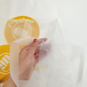 Quà Tặng Ldpe Hdpe Phân Hủy Sinh Học Bao Bì Mua Sắm Túi Nhựa Có Tay Cầm Mềm Mờ In Logo Theo Yêu Cầu Túi Mua Sắm Trong Suốt - Product Image 6