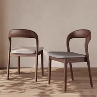 Chaise de salle à manger en bois massif avec dossier en cuir, style nordique moderne minimaliste, pour hôtel et restaurant, couleur noyer