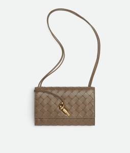 Bolso Bottega BV Andiamo con correa, en piel nappa Intrecciato, con cierre de nudo distintivo y correa deslizante Veneta - Product Image 1