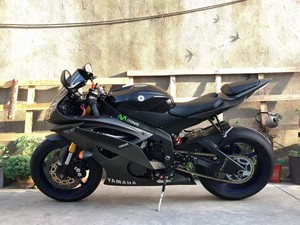 Moto sportive Yamaha1 YZF <span class=keywords><strong>R6</strong></span> 600cc : 4 cylindres, refroidissement par eau, luxe haut de gamme, puissance de niveau piste et conduite confortable - Product Image 1