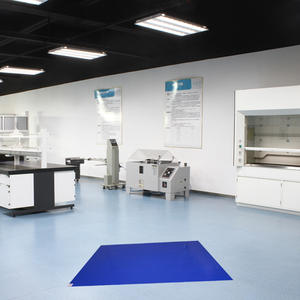 Fabrieksmatig geproduceerde 24x36 inch, 30-laags, zelfklevende blauwe kleefmat voor cleanrooms, ook geschikt voor basketbal. - Product Image 2