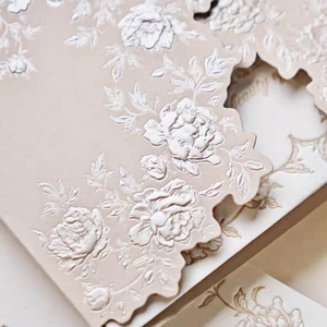 Maßgefertigte Geprägte Hellrosa Blumen-Hochzeitseinladungen Set Goldfolie Baumwollpapier mit Dreifach-Falttasche Luxuriöse Hochzeitskarten - Product Image 5