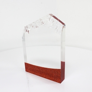 Trofeo de Acrílico Transparente con Logotipo Personalizado, Placa de Cristal con Forma de Pico de Montaña, Premio con Base de Arena Roja Brillante para Empresas - Product Image 2