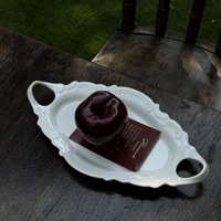Assiette ovale en céramique à double anse, motif floral en relief, style classique français, design rétro de luxe léger, pour soupes, desserts et fruits
