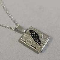 Collier Gothique Vampire Lune Corbeau en Acier Inoxydable avec Pendentif Livre, Bijou pour Hommes et Femmes, Idéal pour Halloween