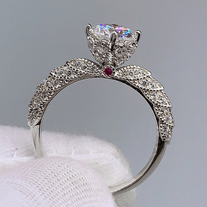 Anillo de Diamantes en Oro Blanco para Mujer T0215 con Piedras Laterales de Rubí, Corte Brillante Redondo, Color D Natural, Joyería de Compromiso - Product Image 1
