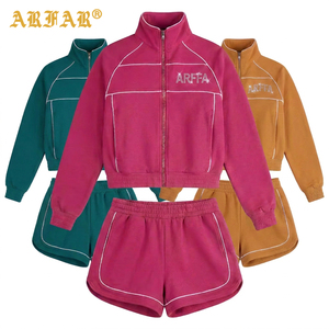 Ensemble 2 pièces personnalisé avec logo en strass pour femme, streetwear, veste multicolores contrastées avec passepoil et short taille élastique, survêtement - Product Image 1