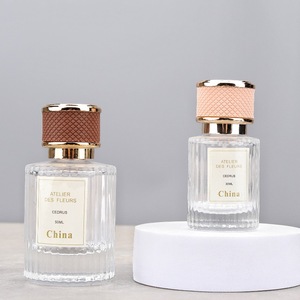 Elegante Botella de Perfume Cuadrada Transparente con Diseño de Marca, 30ml 50ml, Tapa de Cuero Texturizado Rosa Premium, Borde Dorado Pulido, Duradera y a Prueba de Fugas - Product Image 2