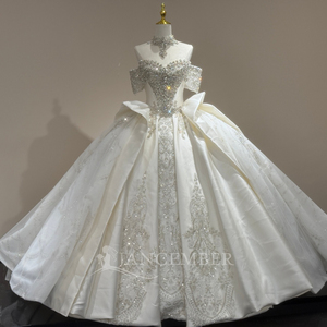 XS276 Vestido de Novia Glamuroso de Satén con Escote Corazón, Cristales y Cola Larga - Product Image 1