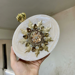 Caja de Joyería de Resina con Diseño Floral, Asa de Metal Dorado, Decoración Artística Hecha a Mano, Regalo de Boda, Falak World Export - Product Image 1
