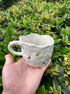 Tasse à thé en porcelaine artisanale peinte à la main avec motifs floraux, tasse à boisson décorative en céramique pour un cadeau surprise de vacances - Product Image 2
