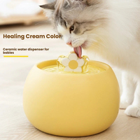 Fontaine à eau en céramique en forme de chat couleur crème avec circulation électrique et distributeur d'eau fraîche filtrée