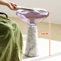 Table basse de style nordique moderne avec base en marbre et plateau en verre, mobilier de salon écologique, design coloré