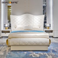 Lit Queen Crown de luxe léger en cuir pelucheux avec détails dorés, ajout élégant pour chambre de luxe et suite d’hôtel