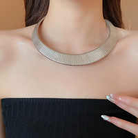Collier ras du cou pour femme à maillons géométriques texturés métalliques, accessoire de mode simple et polyvalent, design de niche personnalisé, cadeau