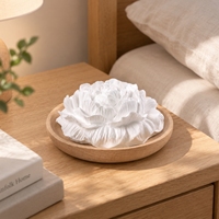 Diffuseur d'huiles essentielles artisanal en céramique parfumée sur base en bois pour la décoration intérieure et l'aromathérapie