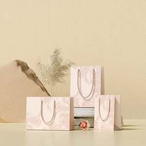 Emballage de sac cadeau de luxe personnalisé par le fabricant, sacs cadeaux en papier noir personnalisés avec impression de logo - Product Image 2