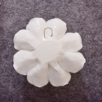 Fleurs en céramique blanches, oranges, jaunes, roses et camélias pour la décoration murale de la maison, les mariages, les événements, les fêtes, les décors de fond, l'art décoratif