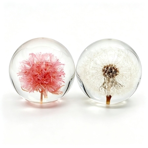 Prensapapeles de Resina con Forma de Bola de Flores Hecho a Mano y Personalizado para Decoración de Escritorio en Casa u Oficina y como Regalo - Product Image 1