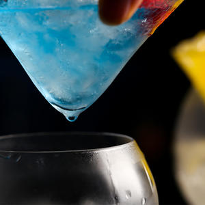 Verres à cocktail artisanaux écologiques et durables pour la préparation de cocktails, avec base en verre pour <span class=keywords><strong>Martini</strong></span> et verres à mélanger pour boissons alcoolisées. - Product Image 4