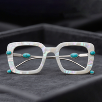 Monture de lunettes de luxe OEM ODM Lunettes personnalisées en acétate de coquillage blanc avec incrustation de pierres précieuses turquoises Lunettes de vue de créateur uniques